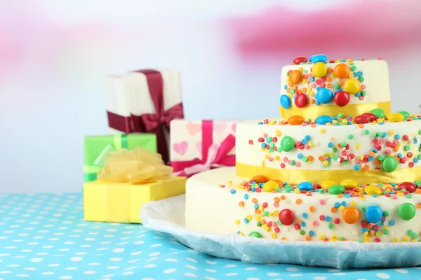 Güzel lezzetli doğum günü pastası — Stok fotoğraf