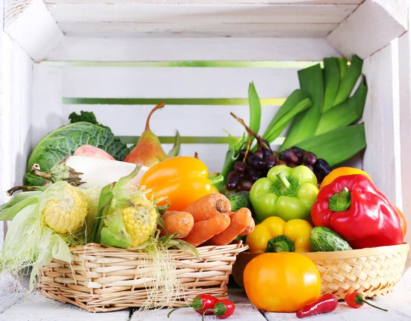 Verdure in cestini su sfondo scatola di legno bianco — Foto Stock