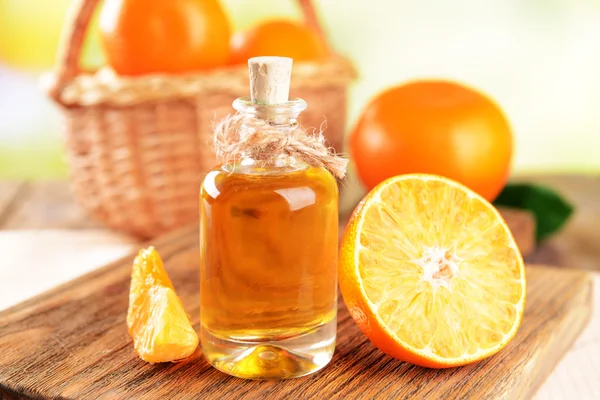 Mandaryn oleju na stole — Zdjęcie stockowe