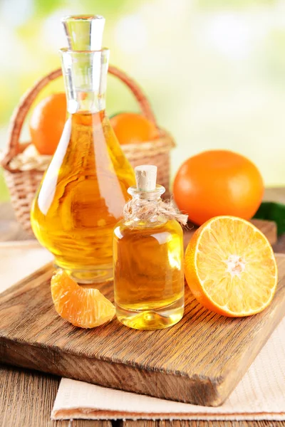 Olio di mandarino sul tavolo — Foto Stock