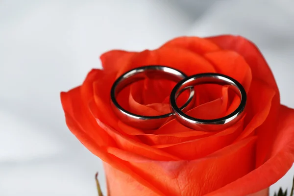 Snubní prsteny na svatební kytice — Stock fotografie