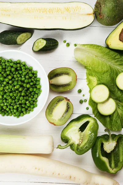 Verse biologische groenten en fruit op houten tafel, close-up — Stockfoto
