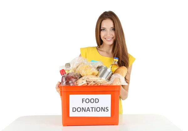 Девушка-волонтер с коробкой для пожертвований с продуктами питания изолированы на белом — стоковое фото