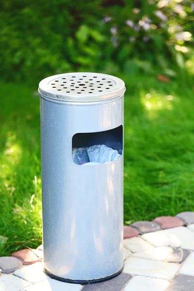Coș de gunoi în parc — Fotografie, imagine de stoc