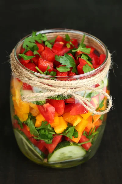 Insalata di verdure in vaso di vetro — Foto Stock