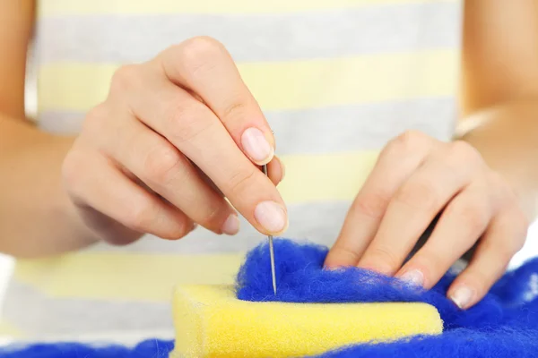 Woman working with wool — Stock Photo, Image