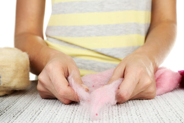 Женщина, работающая с шерстью
