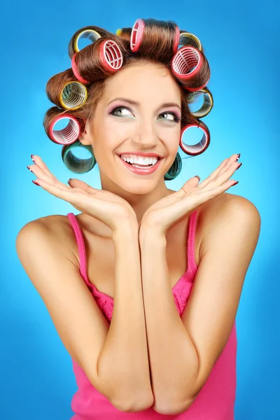 Menina bonita em encrespadores de cabelo — Fotografia de Stock