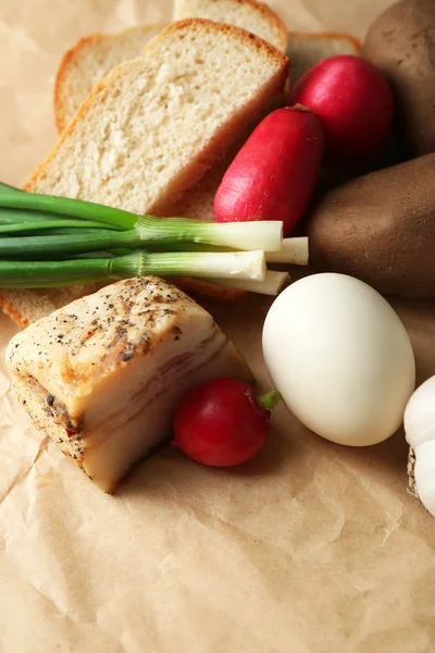 Bacon, fresh vegetables, boiled egg — Stock Photo, Image