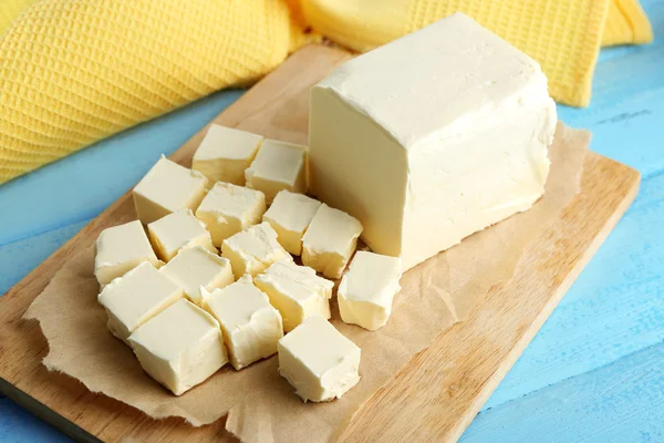 Mantequilla fresca en la tabla de cortar — Foto de Stock