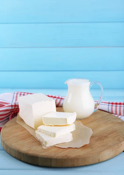 Manteiga fresca na tábua de corte — Fotografia de Stock