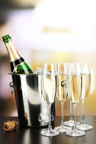 Gözlük ve şişe şampanya — Stok fotoğraf