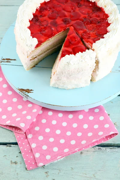 Strawberry cake on table close-up — Stock Photo, Image