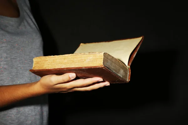 Mujer sosteniendo viejo libro — Foto de Stock