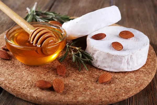 Queso Camembert, miel en tazón de cristal — Foto de Stock