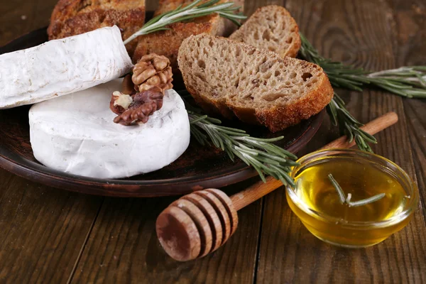 Camembert cheese on plate — Stock Photo, Image