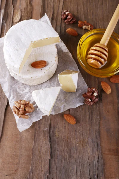 Queijo camembert sobre papel — Fotografia de Stock