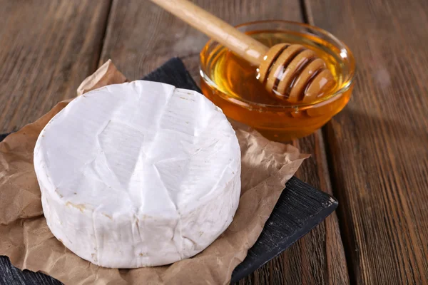 Kağıt üzerinde camembert peyniri — Stok fotoğraf