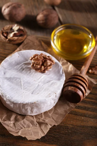 Camembert sajt papíron — Stock Fotó