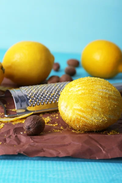 Lemons, nutmegs and grater — Stock Photo, Image