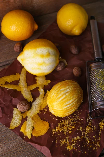 Lemons, nutmegs and grater — Stock Photo, Image