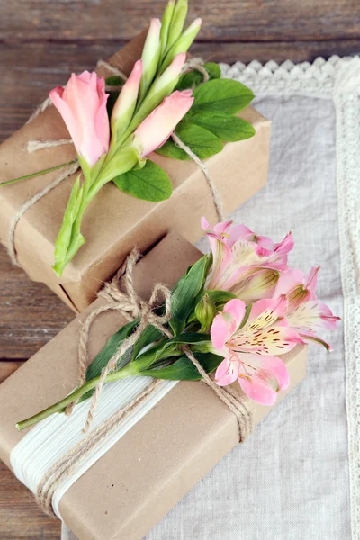 Geschenkboxen mit frischen Pflanzen — Stockfoto