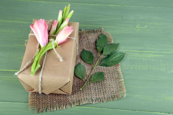 Taze çiçekler ile hediye kutusu — Stok fotoğraf