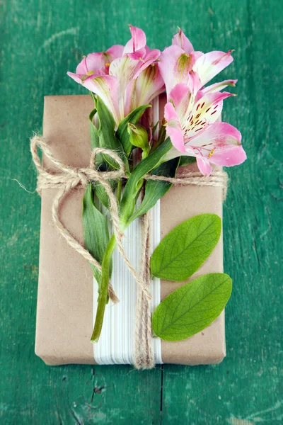 Caixa de presente com flores frescas — Fotografia de Stock