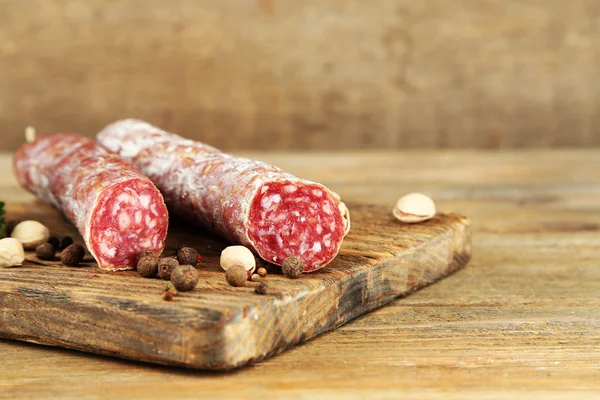 Salame italiano na tábua de corte — Fotografia de Stock