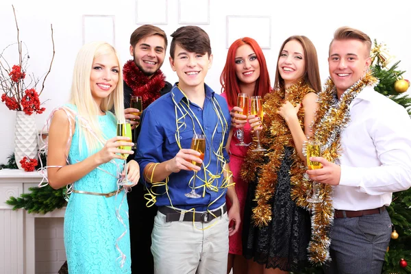 Unga människor firar jul — Stockfoto