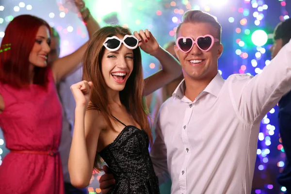 Jóvenes Bailando Fiesta — Foto de Stock