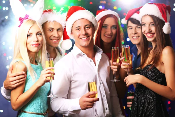 Junge Leute feiern Weihnachten — Stockfoto