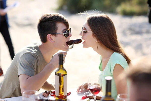 Lykkelig par som spiser – stockfoto