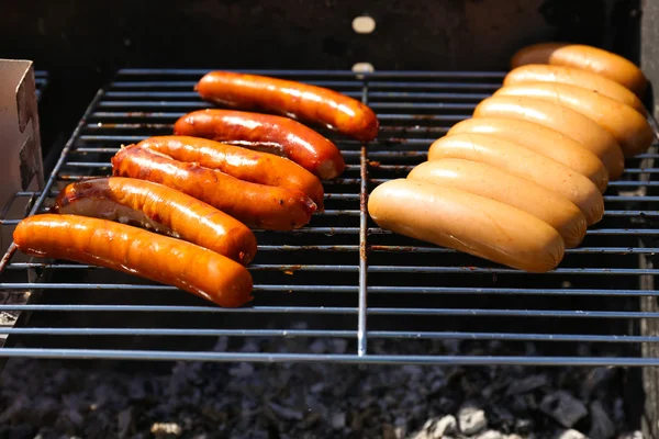 Salsicce sul barbecue Grill — Foto Stock