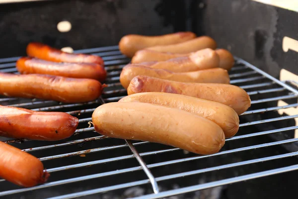 Salsicce sul barbecue Grill — Foto Stock