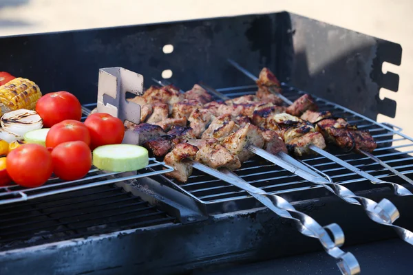 Viande et légumes sur barbecue grill — Photo
