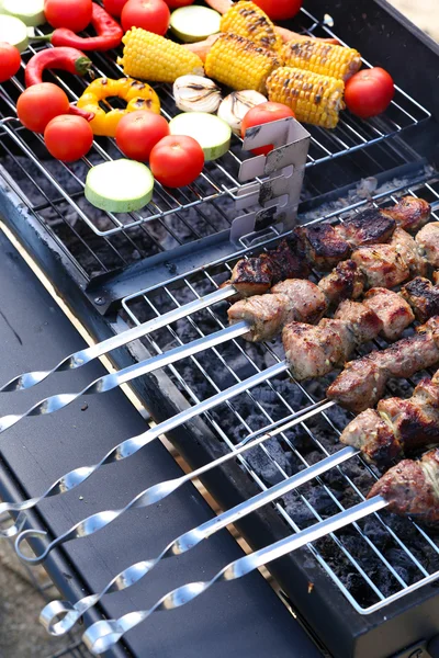 Saucisses et légumes sur barbecue — Photo