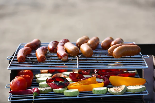 Pølser og grøntsager på grill - Stock-foto