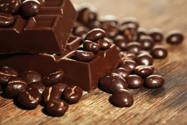 チョコレート艶出しとコーヒー豆 — ストック写真