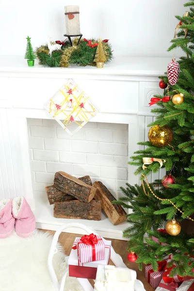 Weihnachtsbaum neben Kamin im Zimmer — Stockfoto