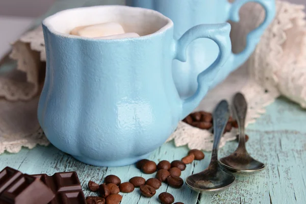 Taza de café con malvavisco y chocolate sobre mesa de madera —  Fotos de Stock