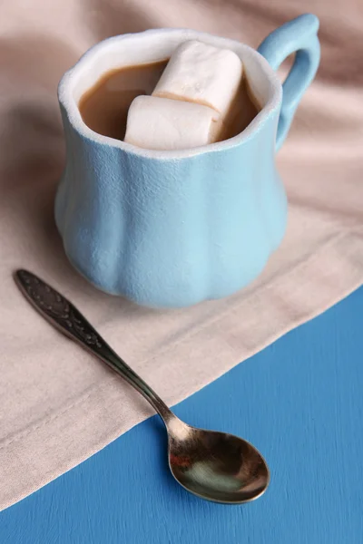 Cup of coffee with marshmallow and napkin on wooden table — Stock Photo, Image