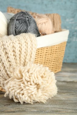 sepet içinde iplik ve örme atkı