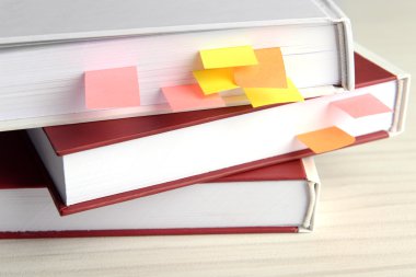 Ahşap masa yer imleri ile kitap