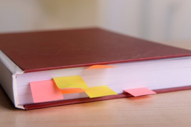 Yer işaretleri ile parlak arka plan masaya kitap