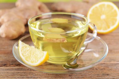 Tablo yakın çekim üzerinde limonlu zencefil çay