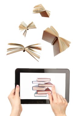 Bilgi aktarımı. Beyaz izole tablet uçan kitaplar