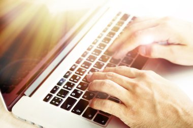 Erkek eller üstünde laptop, yakın çekim