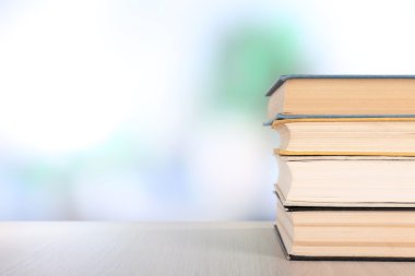 ahşap masa üzerine kitaplar