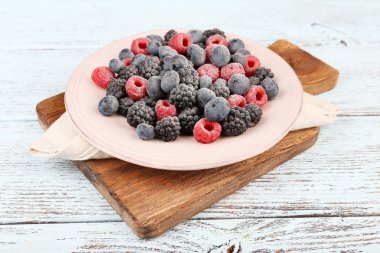 buzlu meyve renk ahşap zemin üzerinde plaka üzerinde